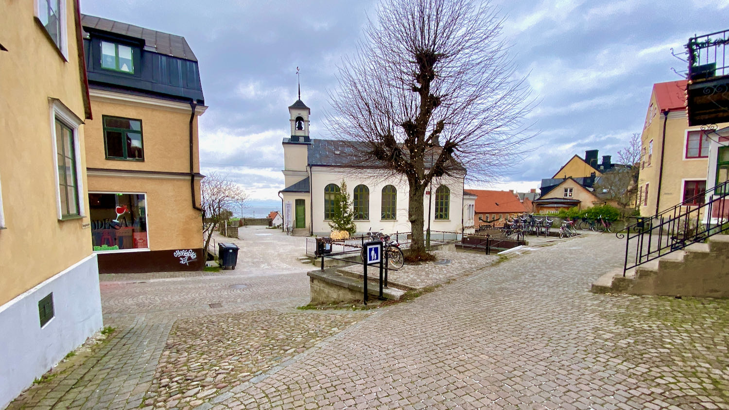 Boka 2024 - Fin 2:a vid Wallérs plats, mitt i Visby innerstad. Mingelmöjligheter.