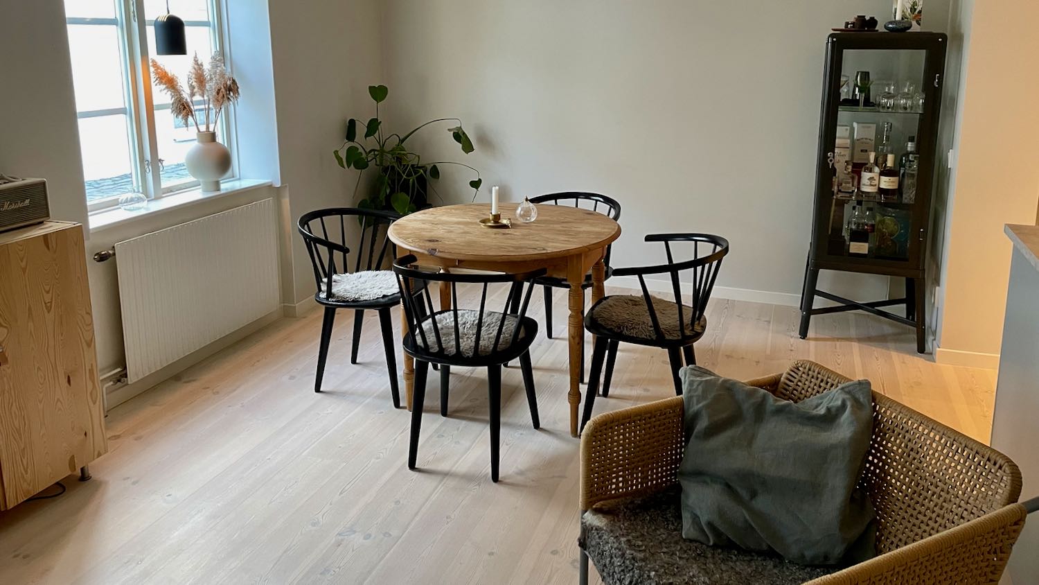 Boka 2024 - Fin 2:a vid Wallérs plats, mitt i Visby innerstad. Mingelmöjligheter.