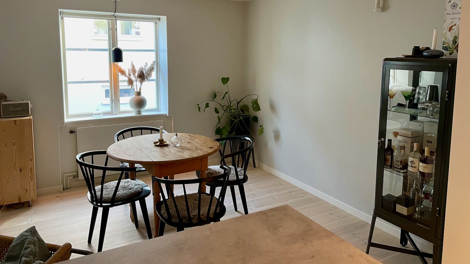 Boka 2024 - Fin 2:a vid Wallérs plats, mitt i Visby innerstad. Mingelmöjligheter.