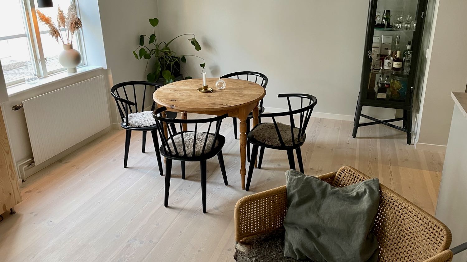 Boka 2024 - Fin 2:a vid Wallérs plats, mitt i Visby innerstad. Mingelmöjligheter.