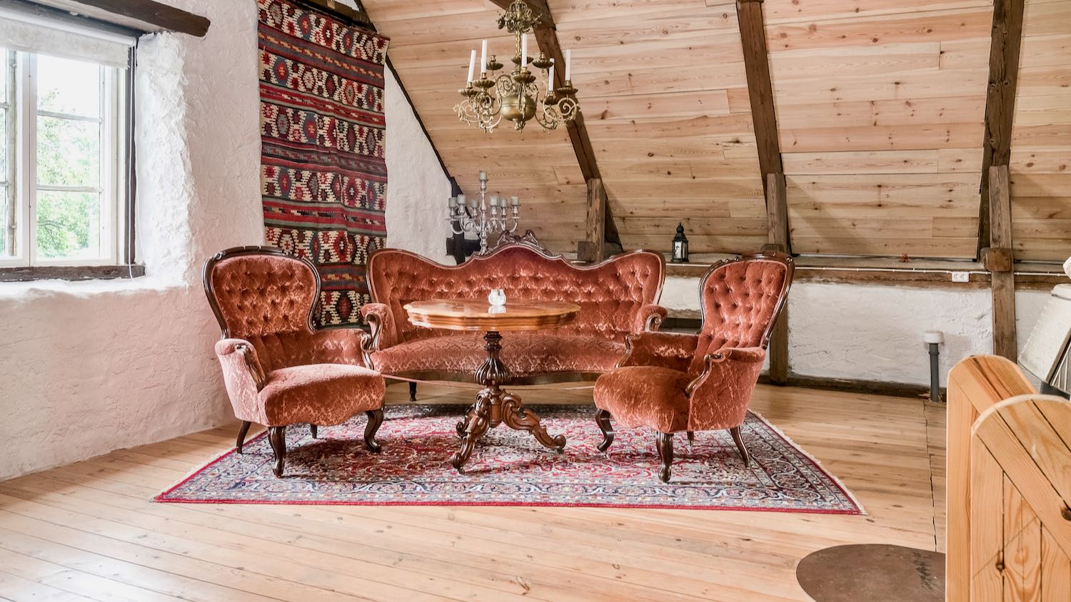 Boka 2023 - Sommaridyll, 12 km söder om Visby. Stor lantgård med 14 bäddar