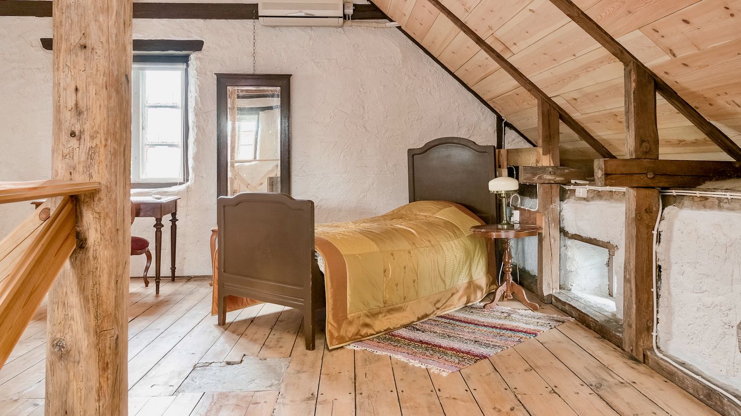 Boka 2023 - Sommaridyll, 12 km söder om Visby. Stor lantgård med 14 bäddar