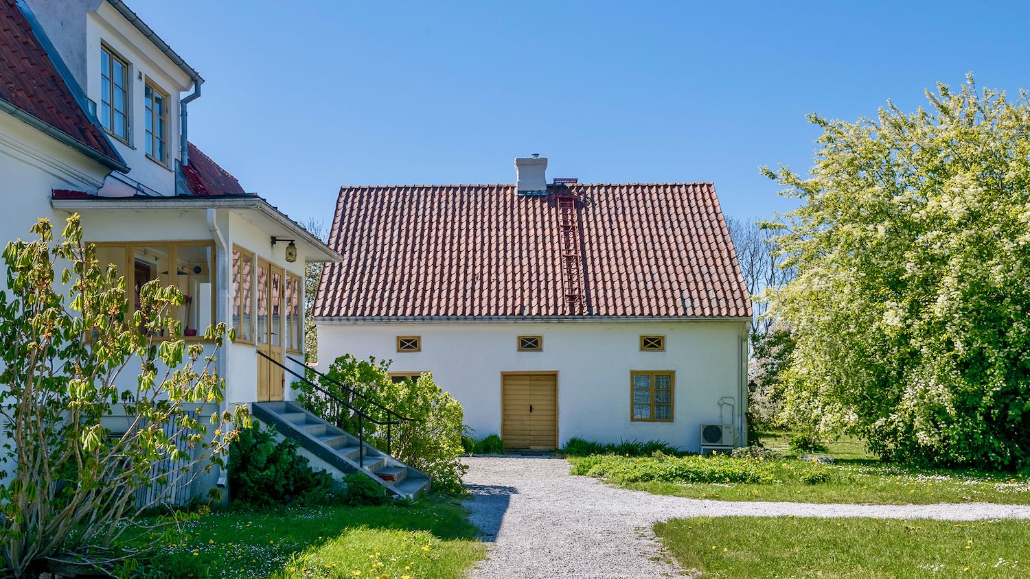 Boka 2023 - Sommaridyll, 12 km söder om Visby. Stor lantgård med 14 bäddar