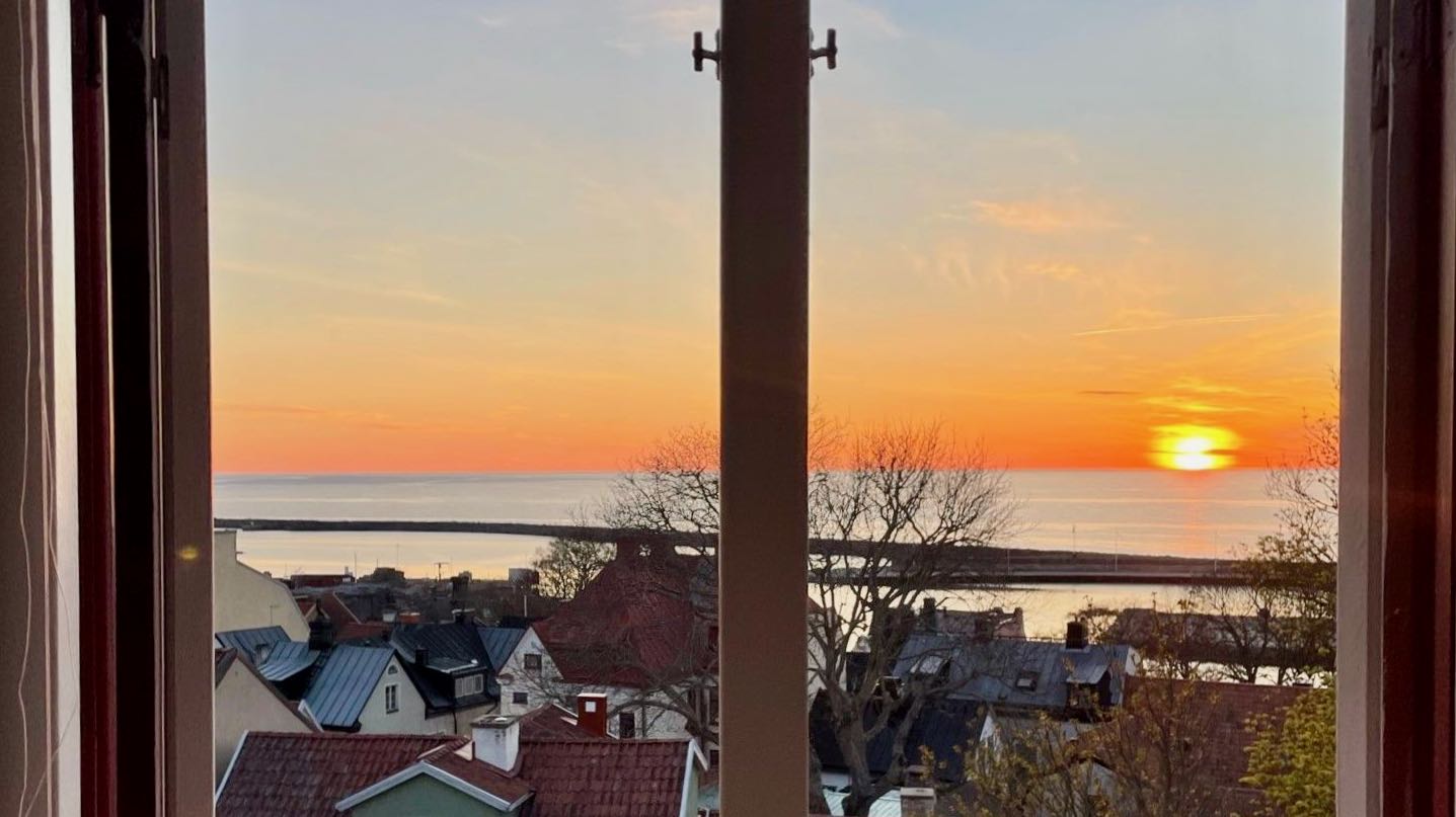 Boka 2023 - Vindsvåning mitt i Visby innerstad, några hundra meter från Almedalen.