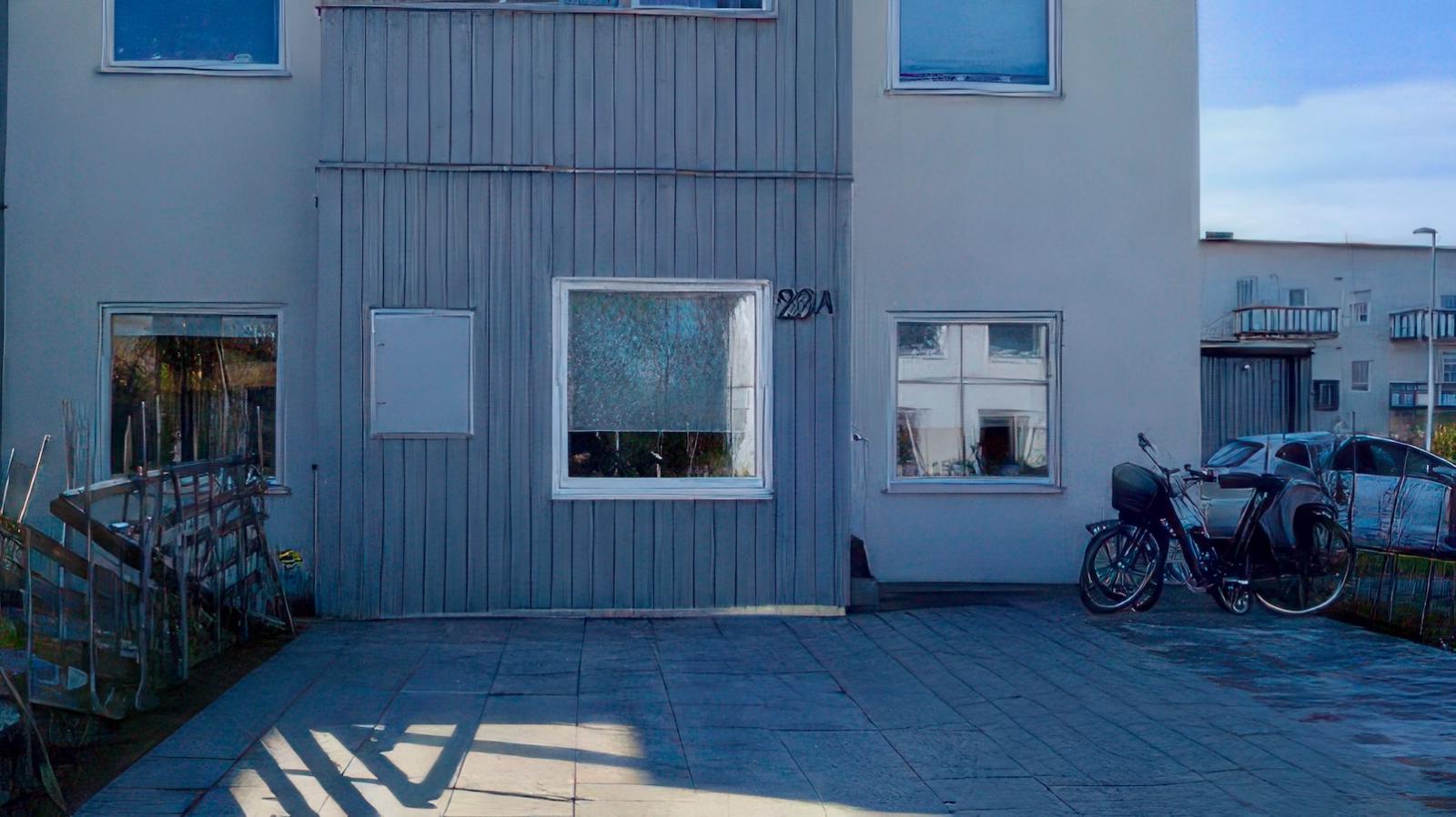 Modernt radhus med 4 sovrum på gångavstånd från ringmuren