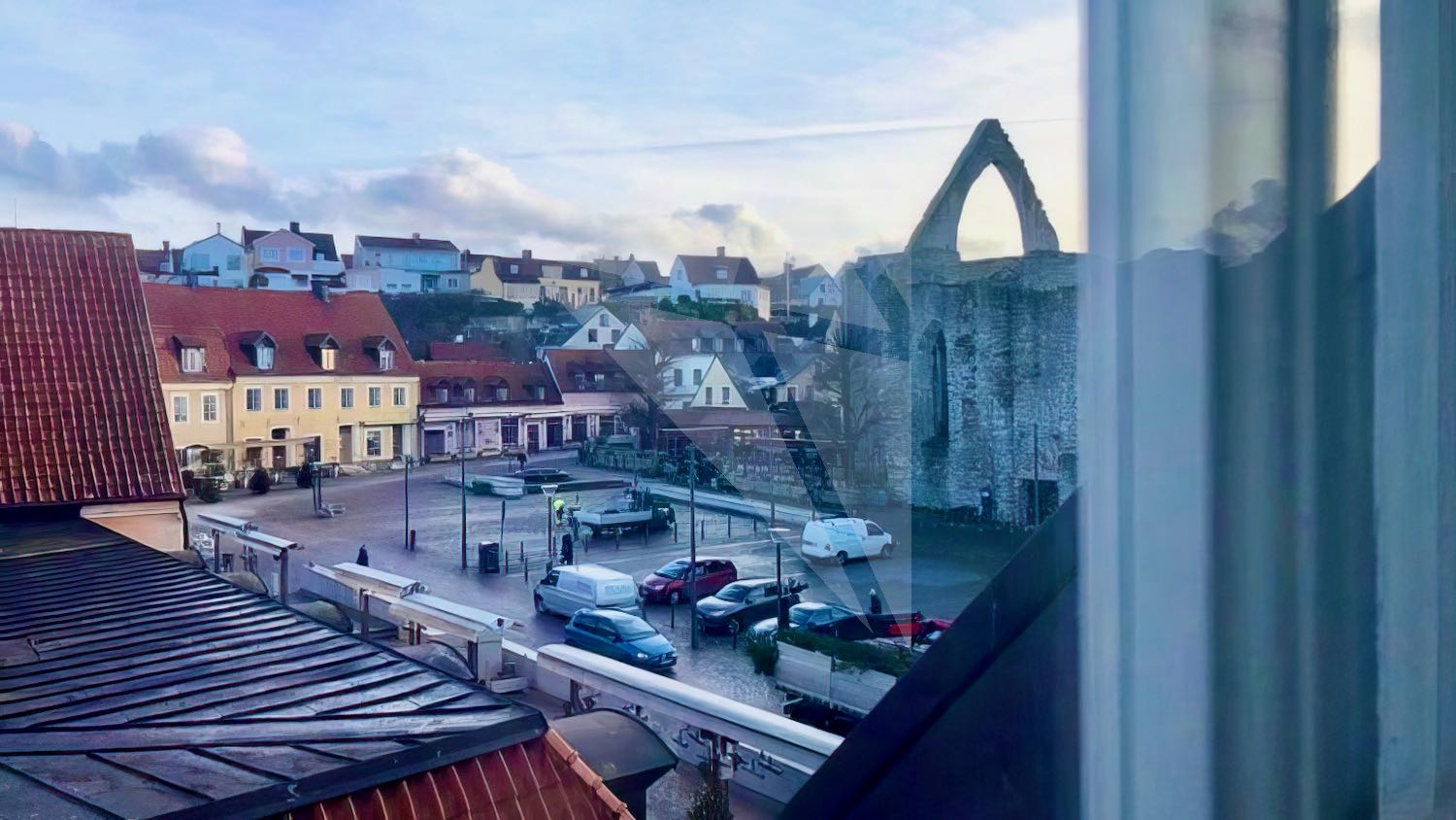 Boka 2025 - Paradvåning mitt på Stora Torget. Perfekt för mingel.