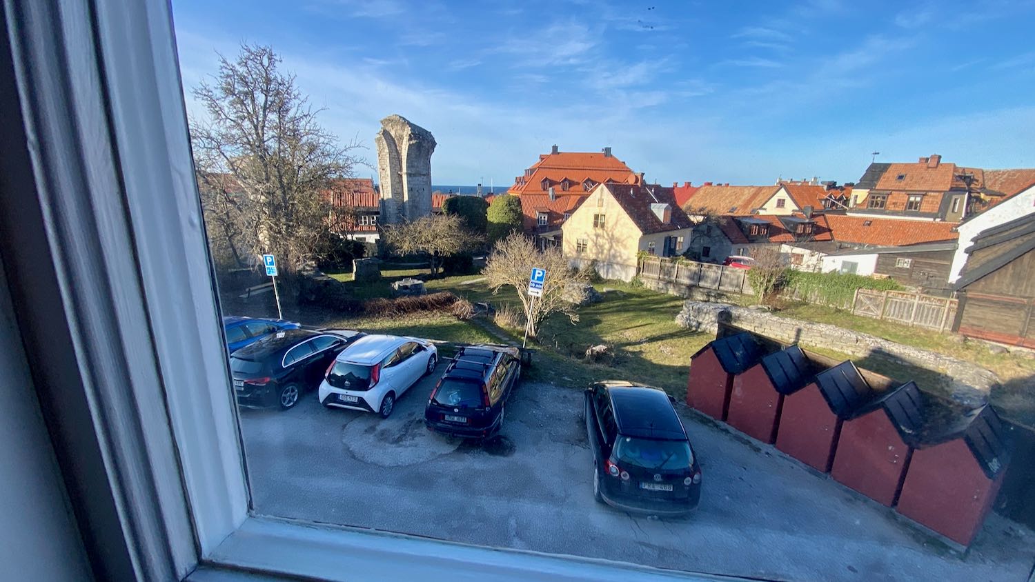 Vindsvåning, 2 rok, intill S:t Hans ruin med trädgårdsplats för möten