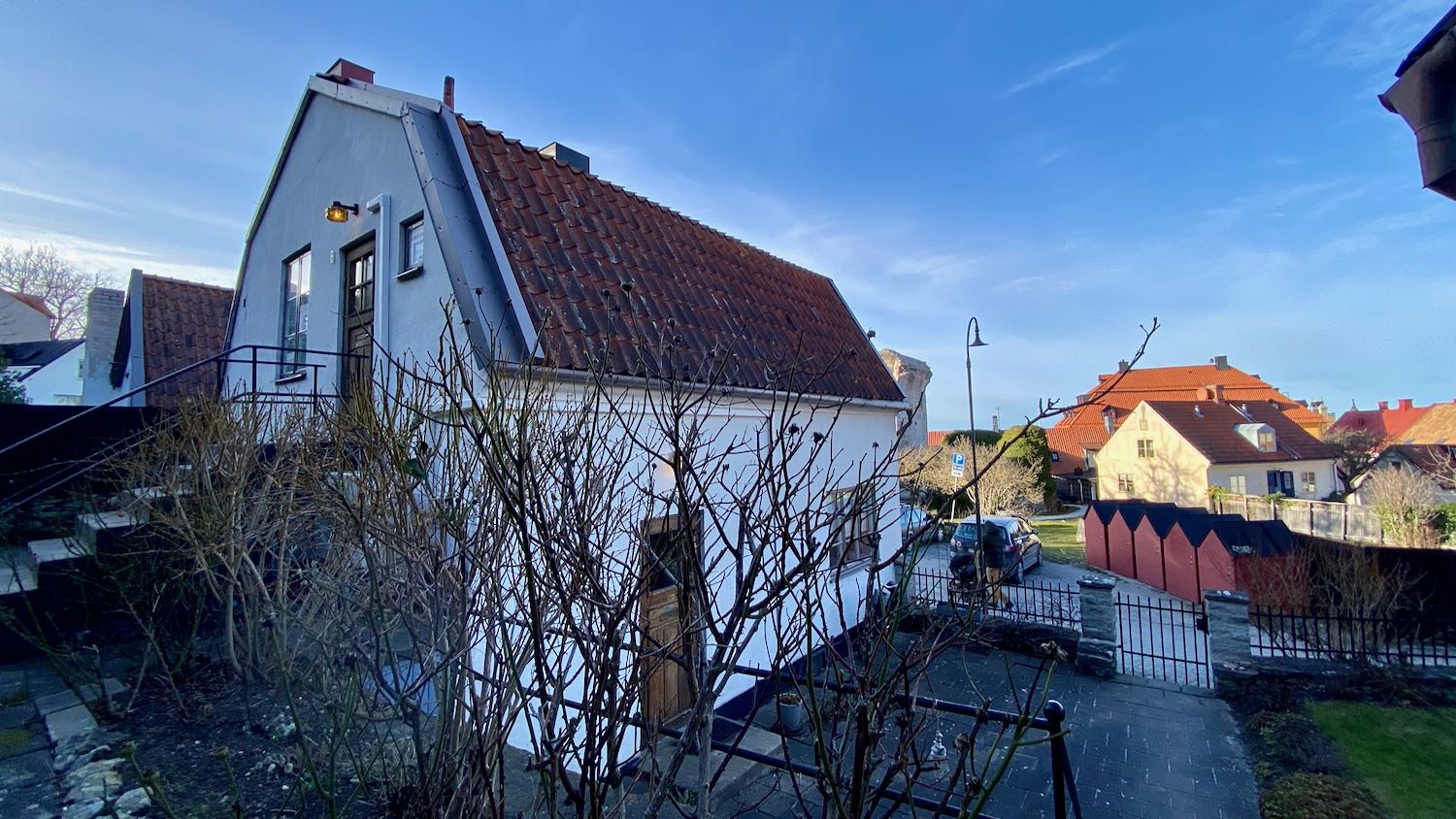 Vindsvåning, 2 rok, intill S:t Hans ruin med trädgårdsplats för möten