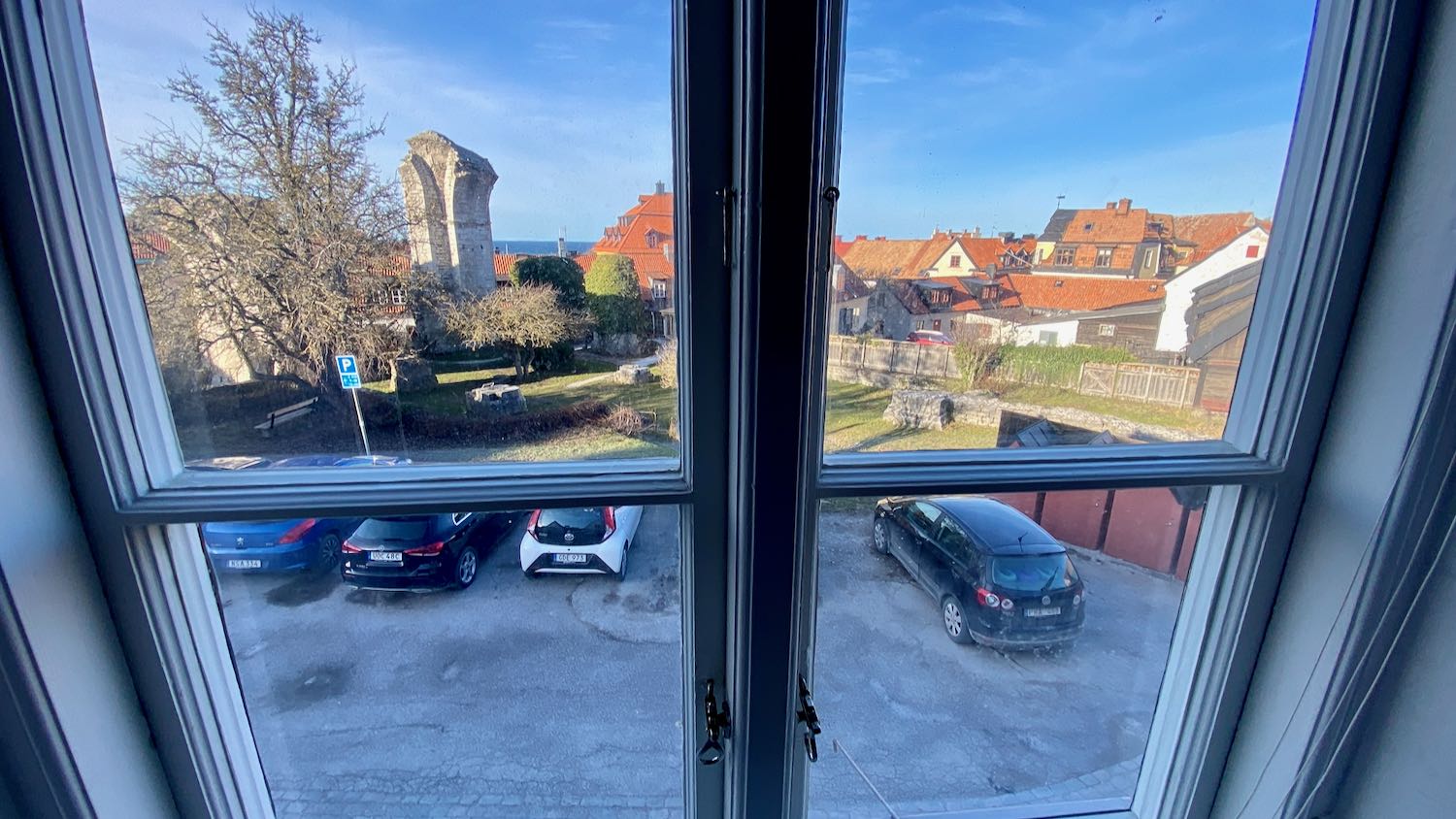 Vindsvåning, 2 rok, intill S:t Hans ruin med trädgårdsplats för möten
