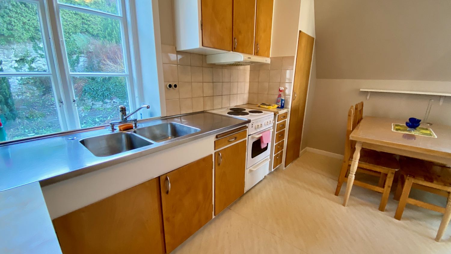 Vindsvåning, 2 rok, intill S:t Hans ruin med trädgårdsplats för möten