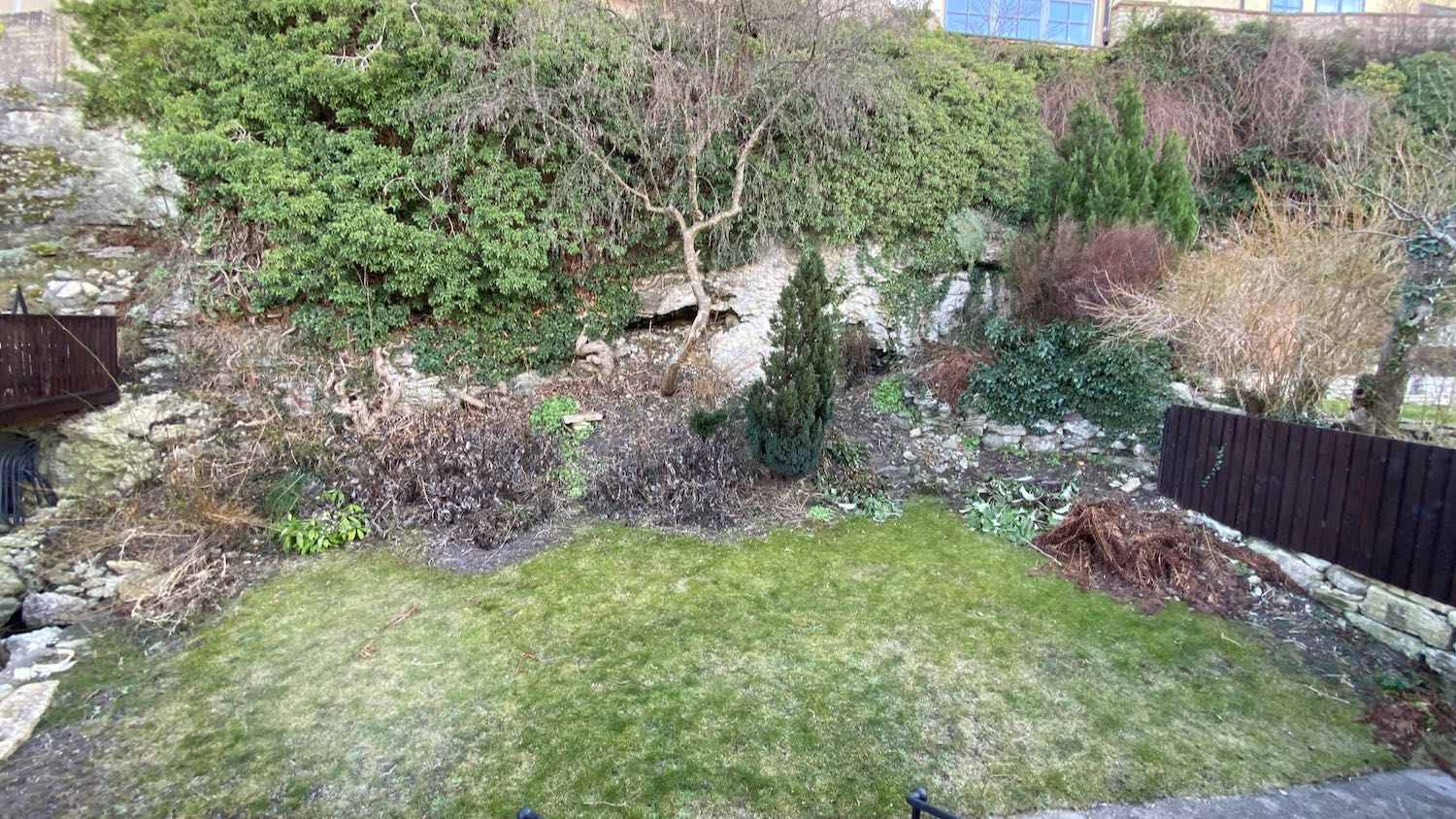 Vindsvåning, 2 rok, intill S:t Hans ruin med trädgårdsplats för möten
