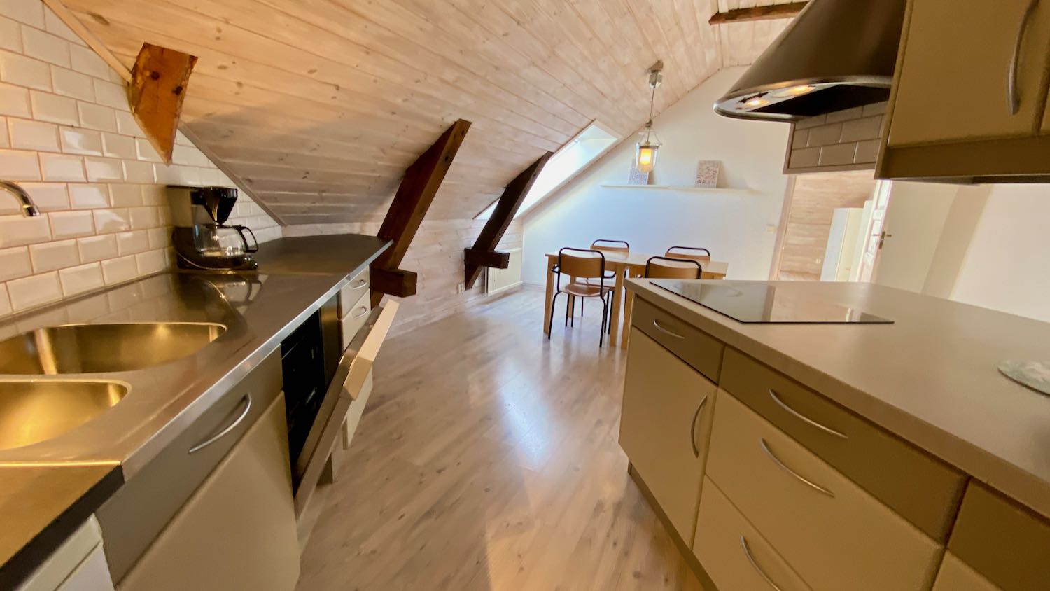 Hotell-lägenhet, vindsvåning vid Adelsgatan, mingelgård för möten