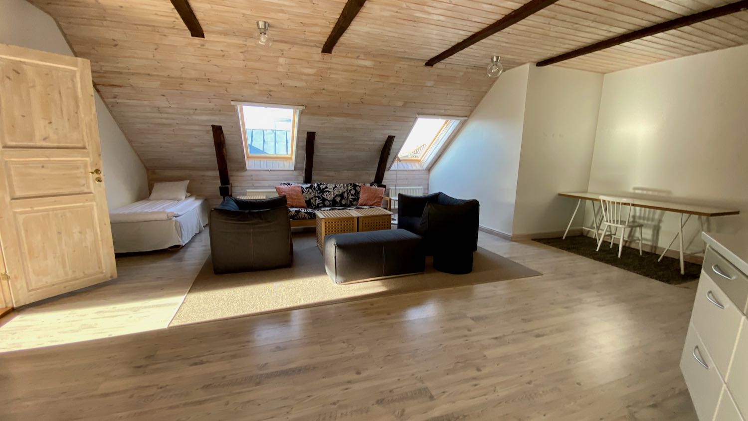 Hotell-lägenhet, vindsvåning vid Adelsgatan, mingelgård för möten