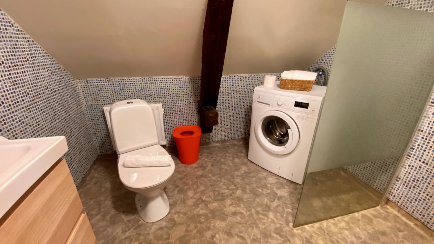 Hotell-lägenhet, vindsvåning vid Adelsgatan, mingelgård för möten