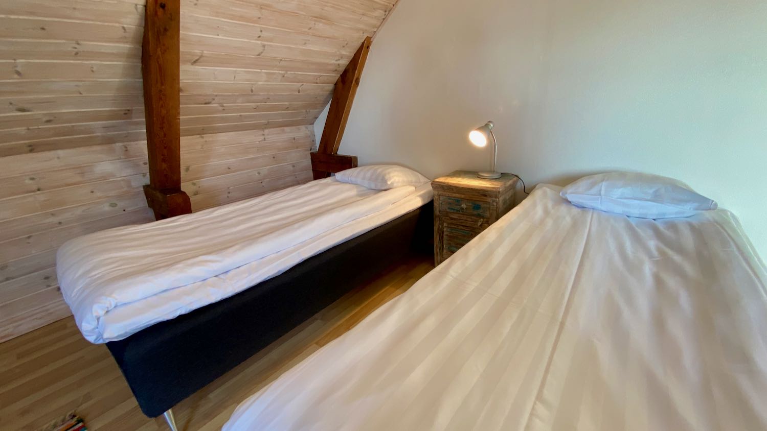 Hotell-lägenhet, vindsvåning vid Adelsgatan, mingelgård för möten