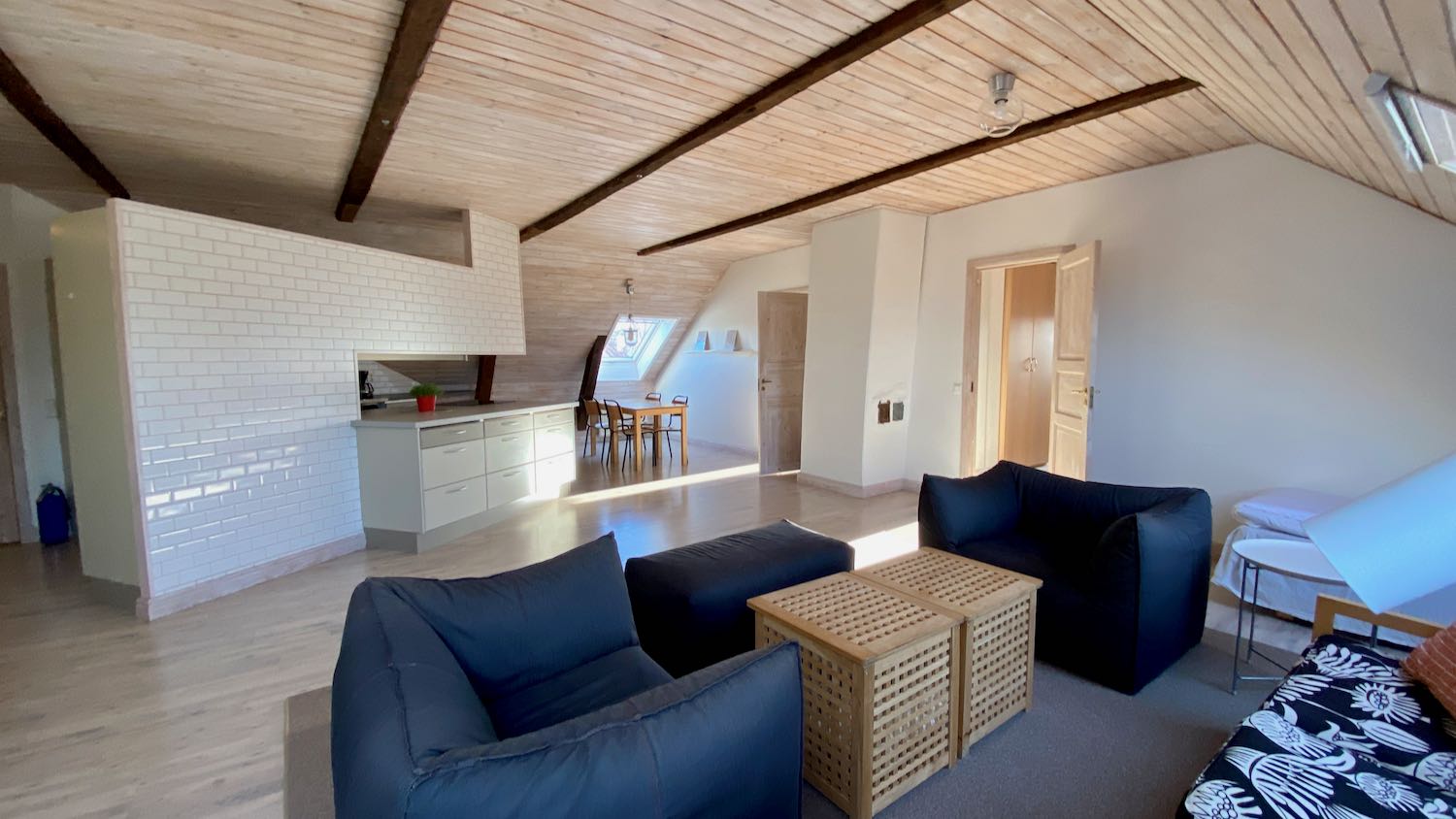 Hotell-lägenhet, vindsvåning vid Adelsgatan, mingelgård för möten