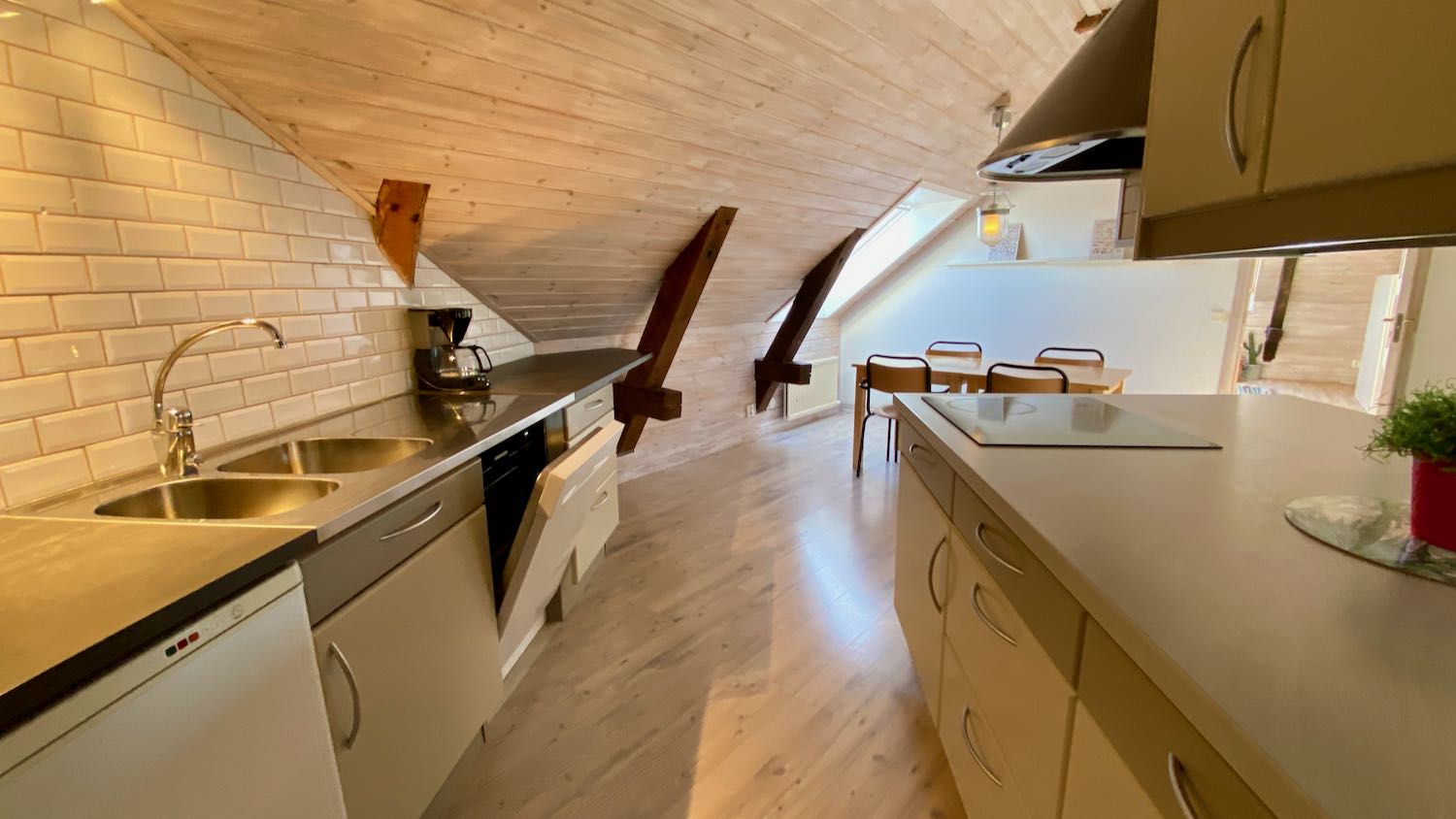 Hotell-lägenhet, vindsvåning vid Adelsgatan, mingelgård för möten