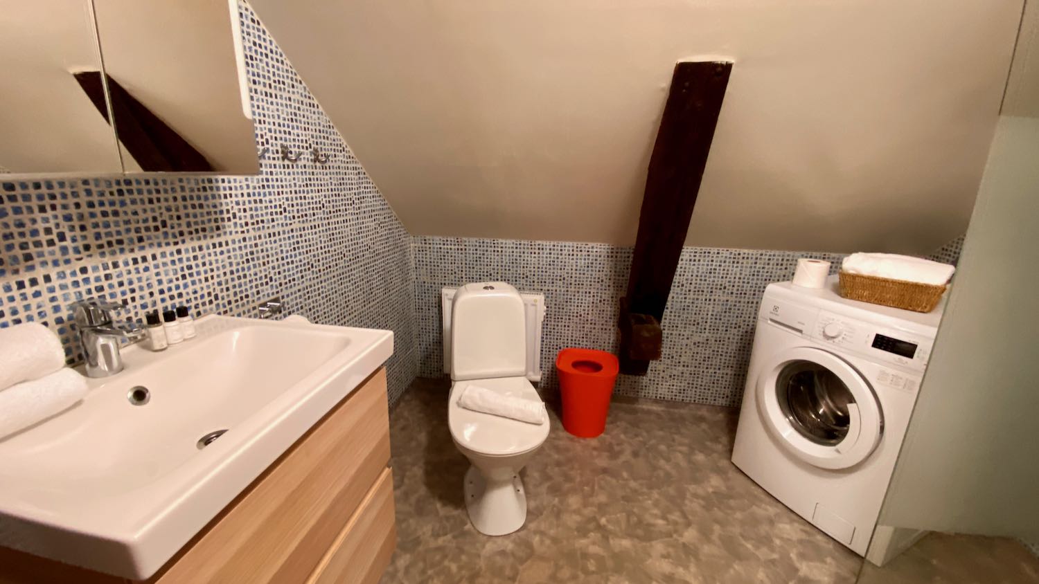 Hotell-lägenhet, vindsvåning vid Adelsgatan, mingelgård för möten