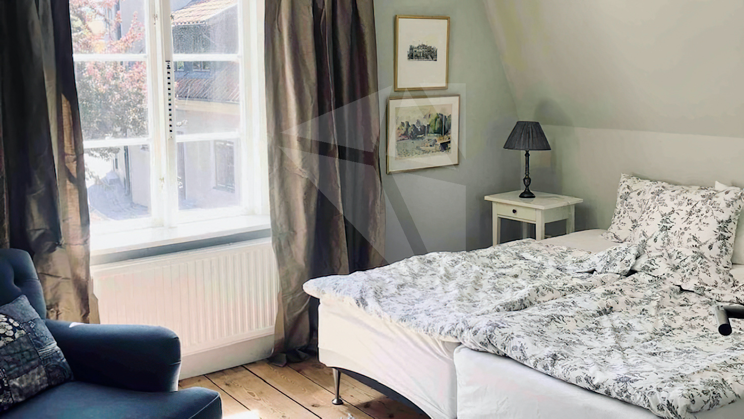 Innerstadsfastighet med 3 byggnader och stor innergård. Perfekt för mingel.
