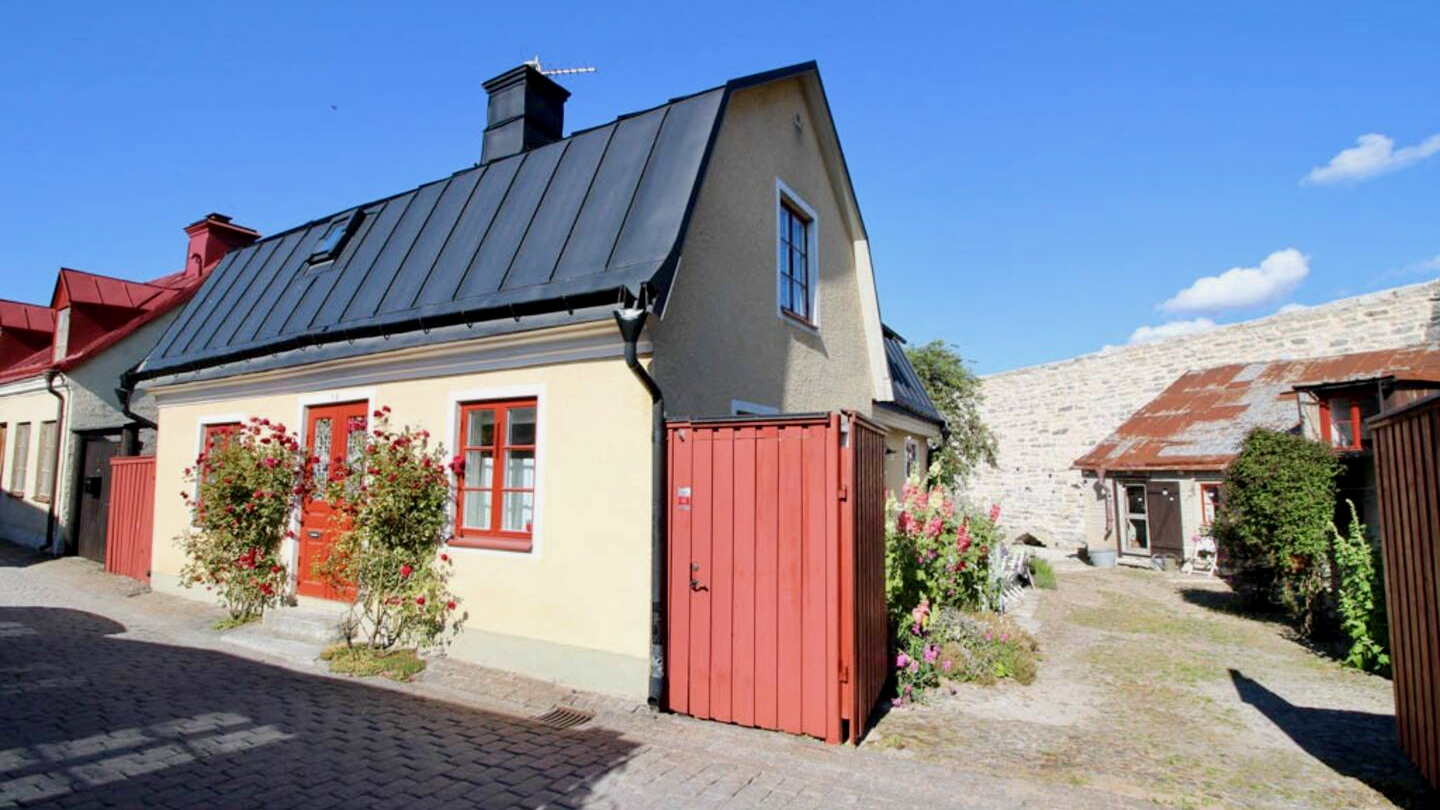 Innerstadsfastighet med 3 byggnader och stor innergård. Perfekt för mingel.