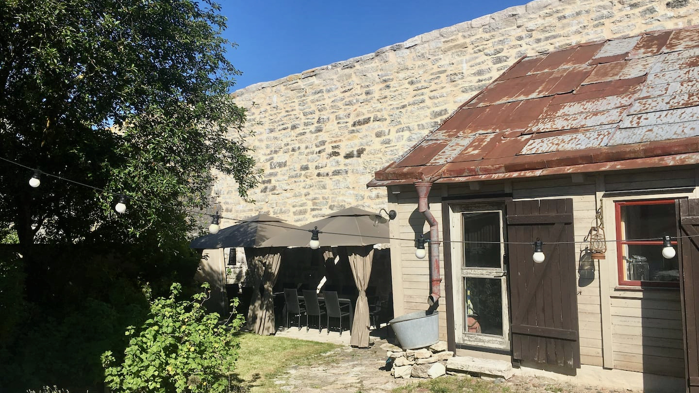 Innerstadsfastighet med 3 byggnader och stor innergård. Perfekt för mingel.