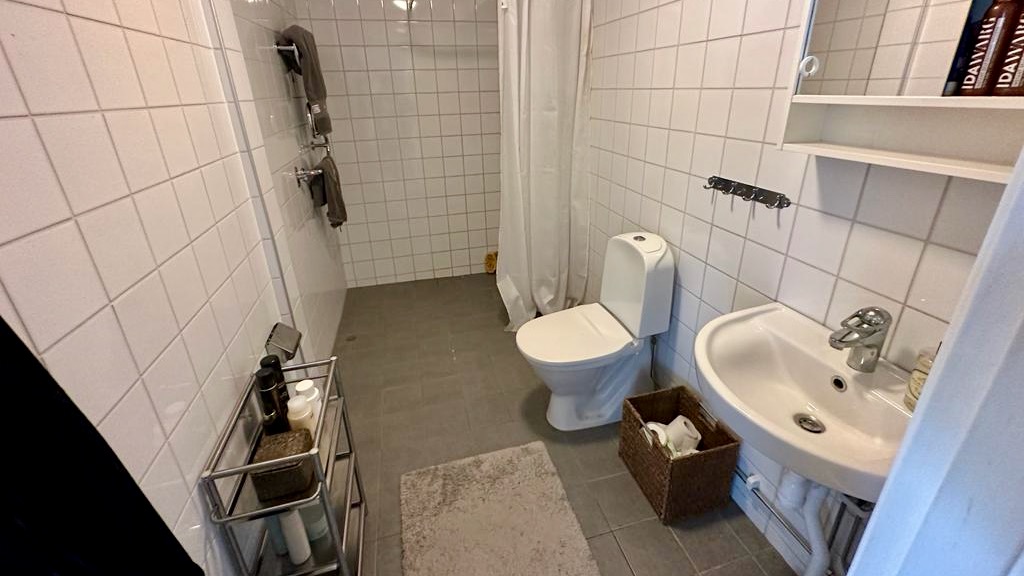 Boka 2026 - Central, fräsch 2:a på Polhemsgatan, bara 450 meter från rigmuren.
