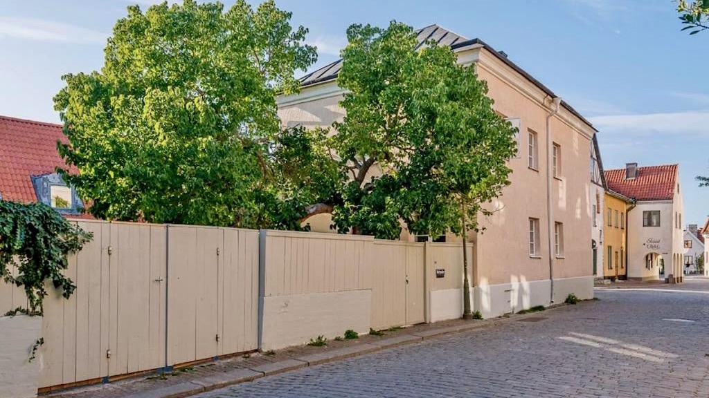Boka 2026 - Trevåningshus med mingelgård på Strandgatan, precis intill Almedalen