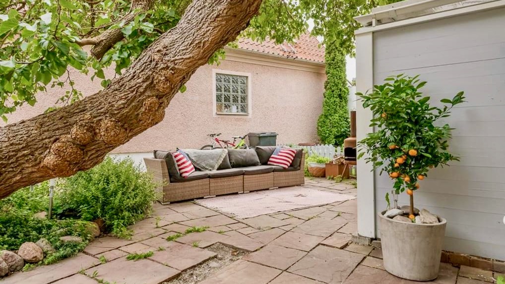 Boka 2026 - Trevåningshus med mingelgård på Strandgatan, precis intill Almedalen