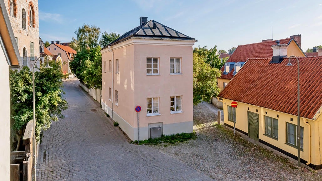 Boka 2026 - Trevåningshus med mingelgård på Strandgatan, precis intill Almedalen