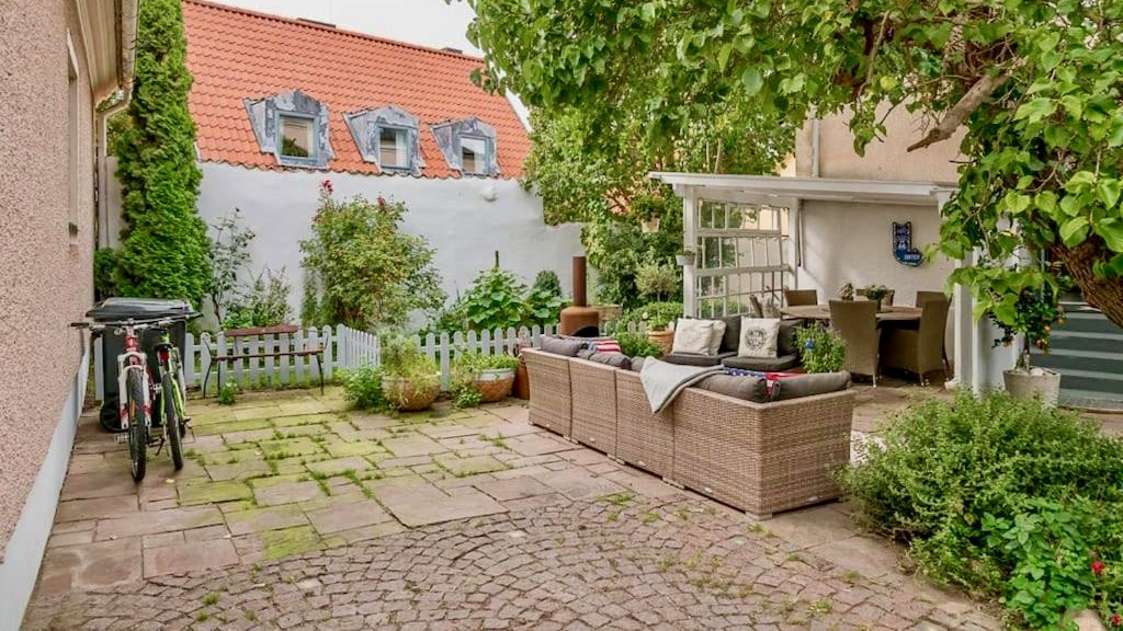 Boka 2026 - Trevåningshus med mingelgård på Strandgatan, precis intill Almedalen
