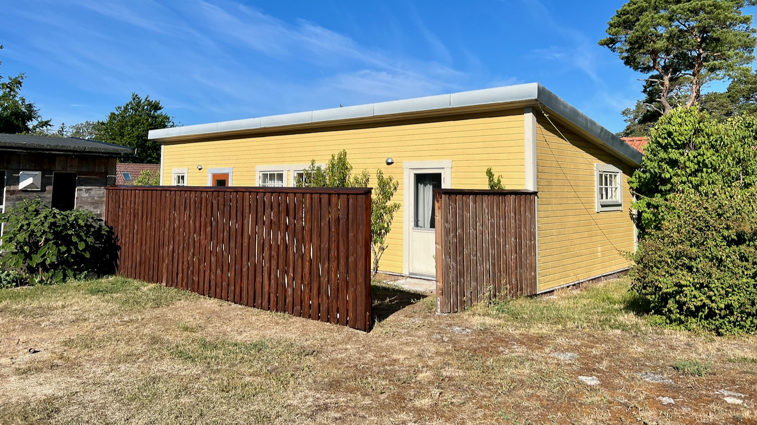 Boka 2026 - Flygelbyggnad i sommaridyllen Axelsro. Strax söder om Visby.