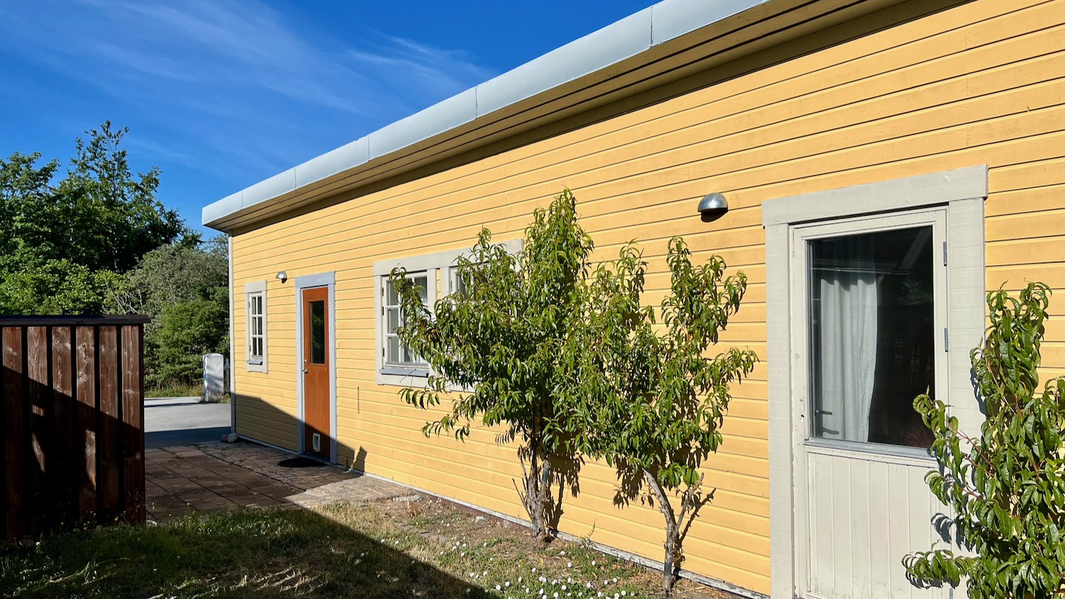 Boka 2026 - Flygelbyggnad i sommaridyllen Axelsro. Strax söder om Visby.