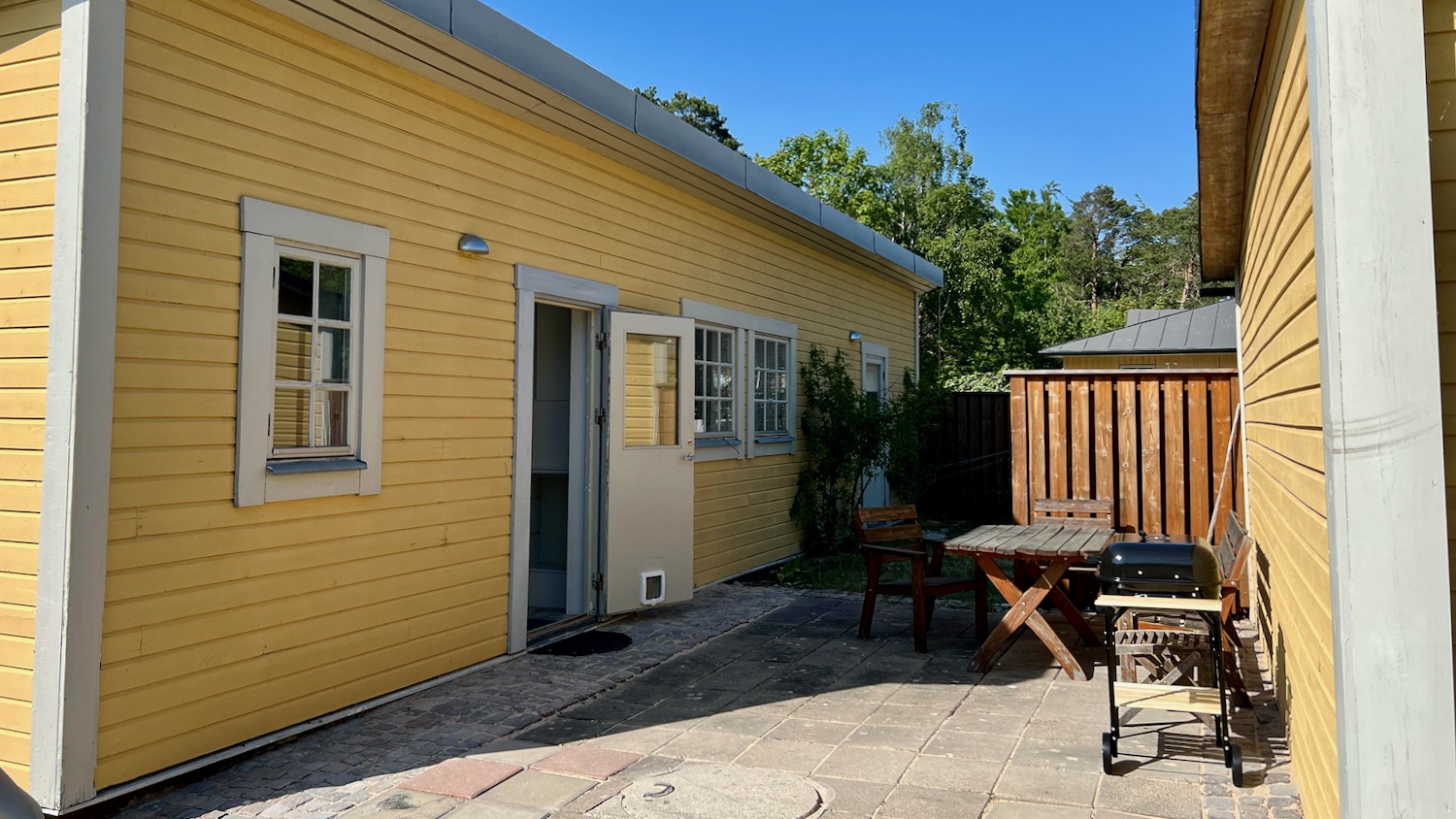 Boka 2026 - Flygelbyggnad i sommaridyllen Axelsro. Strax söder om Visby.