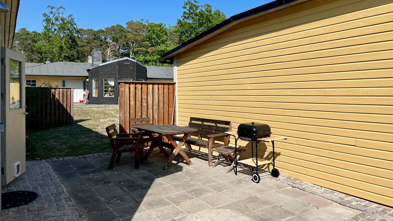 Boka 2026 - Flygelbyggnad i sommaridyllen Axelsro. Strax söder om Visby.