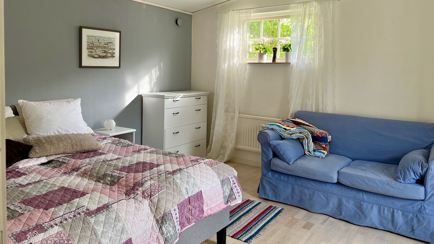 Boka 2026 - Flygelbyggnad i sommaridyllen Axelsro. Strax söder om Visby.