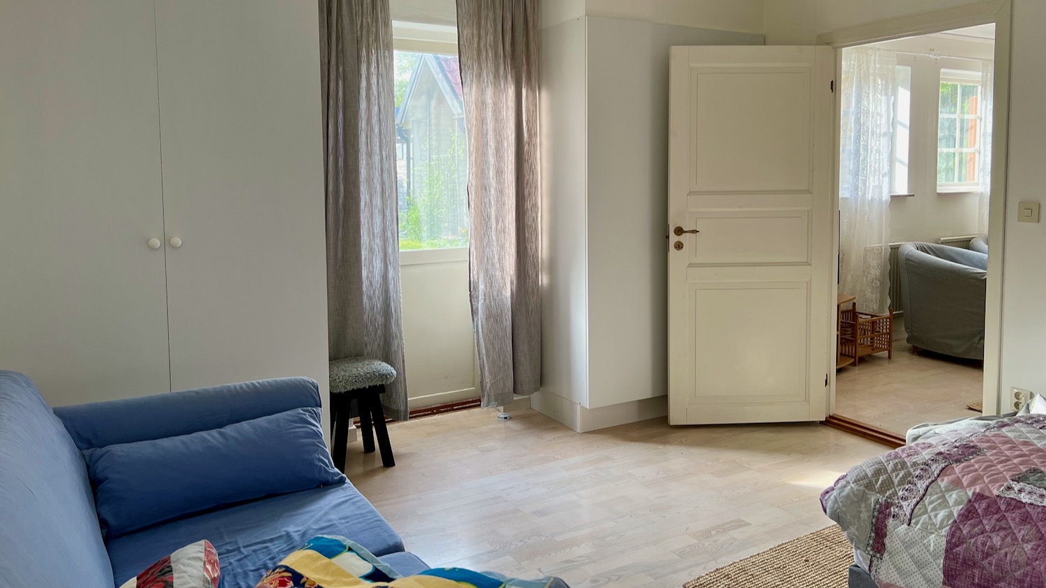 Boka 2026 - Flygelbyggnad i sommaridyllen Axelsro. Strax söder om Visby.