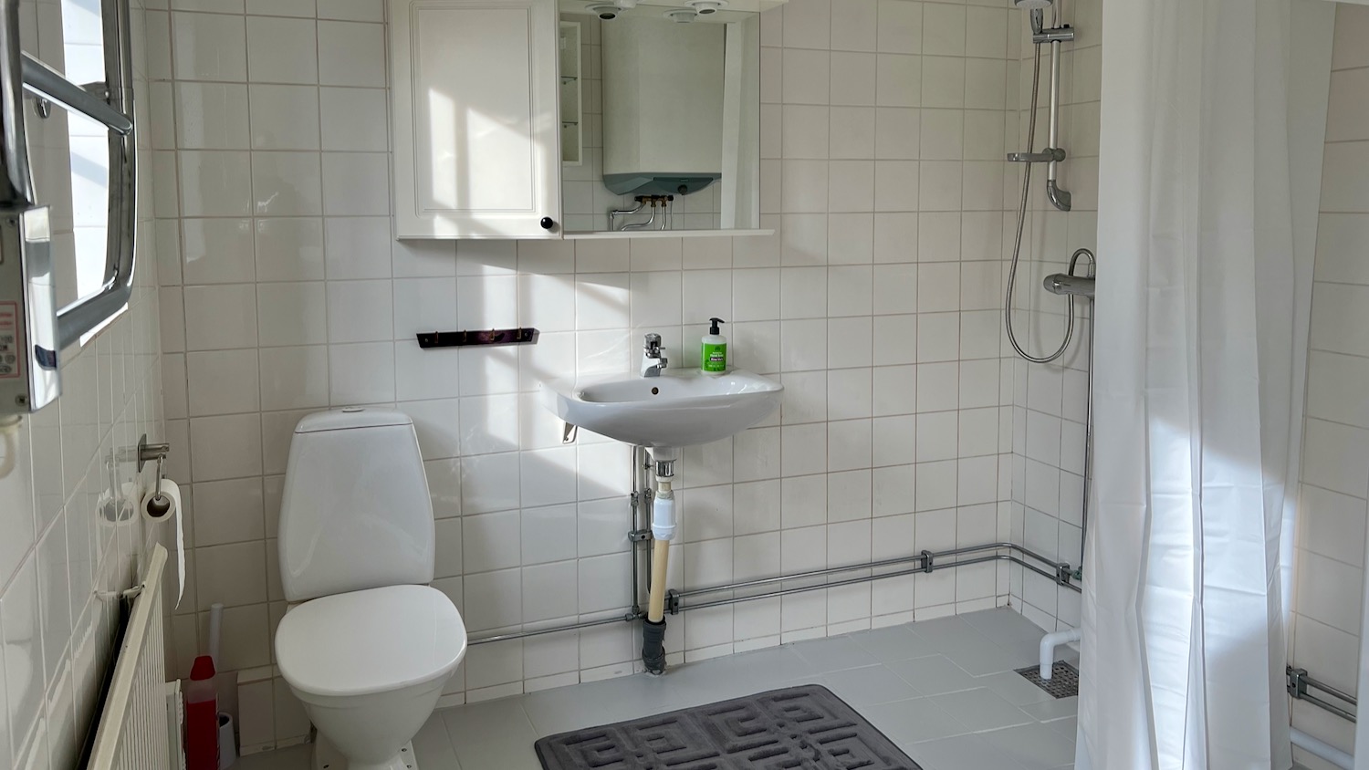 Boka 2026 - Flygelbyggnad i sommaridyllen Axelsro. Strax söder om Visby.