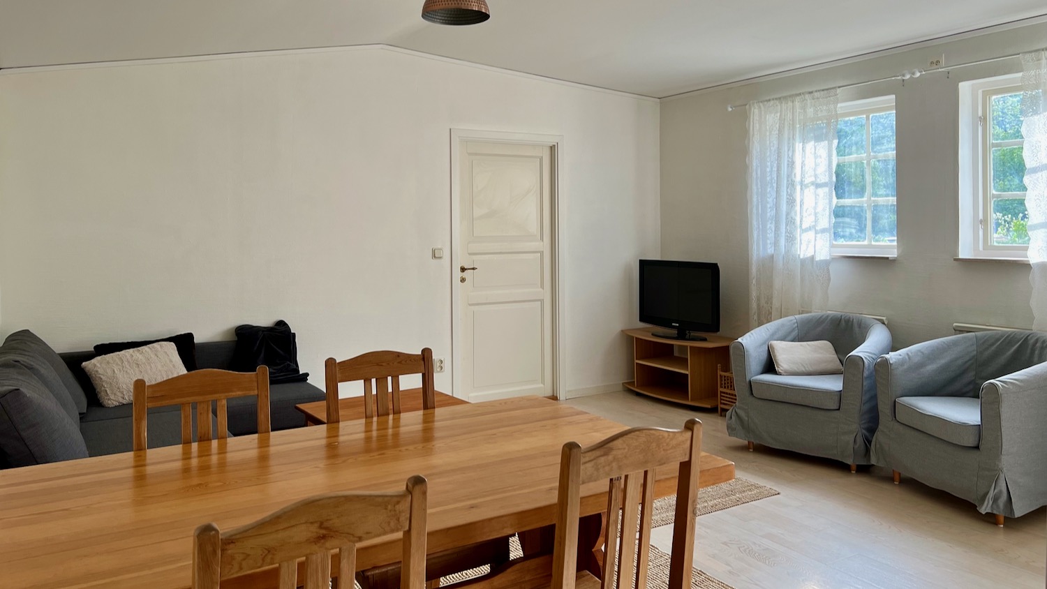 Boka 2026 - Flygelbyggnad i sommaridyllen Axelsro. Strax söder om Visby.