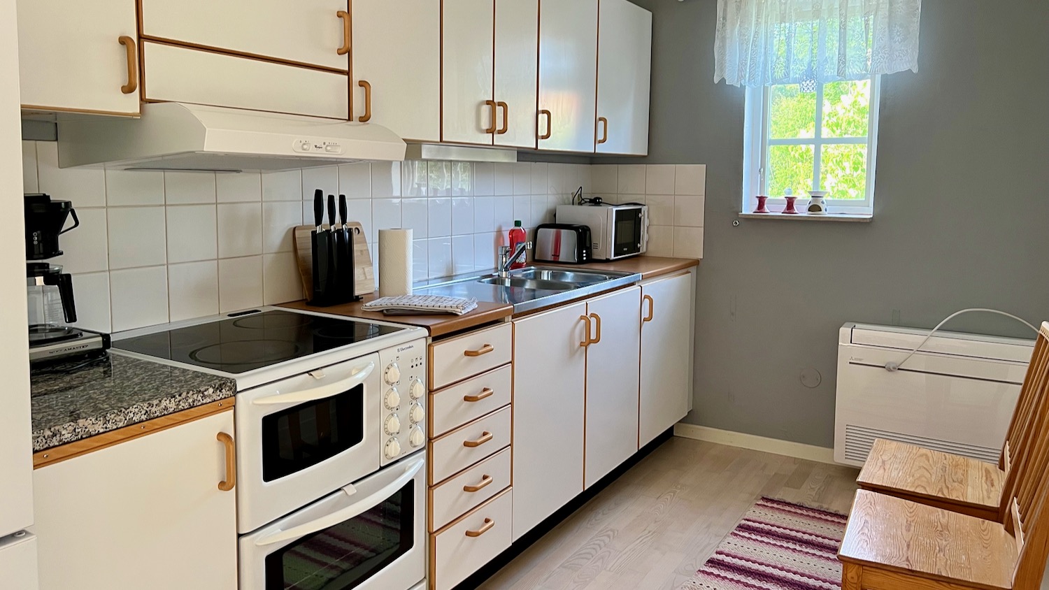 Boka 2026 - Flygelbyggnad i sommaridyllen Axelsro. Strax söder om Visby.