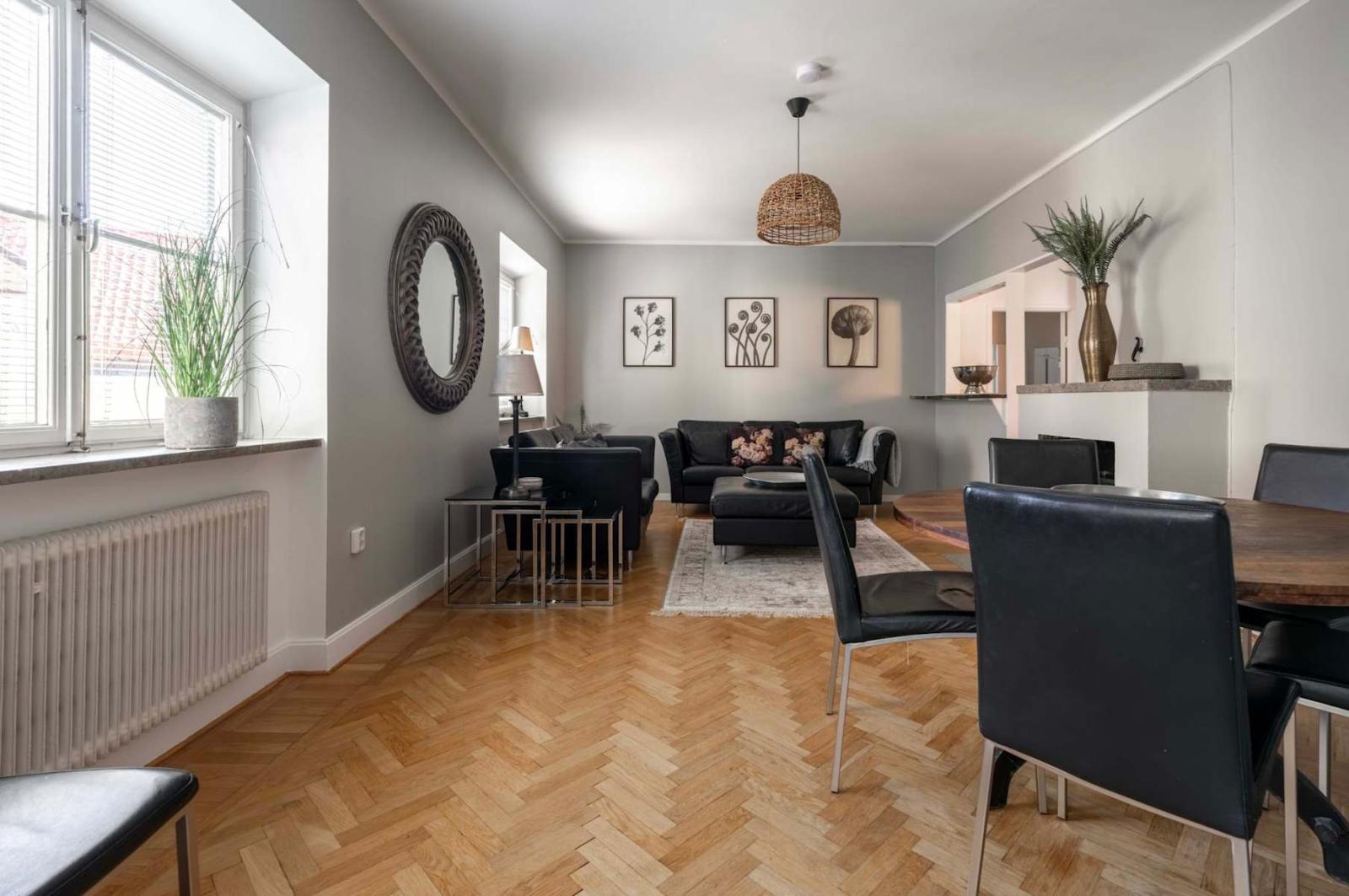 Paradvåning på Stora Torget - 150 m2 - 12 bäddar - bra för möten