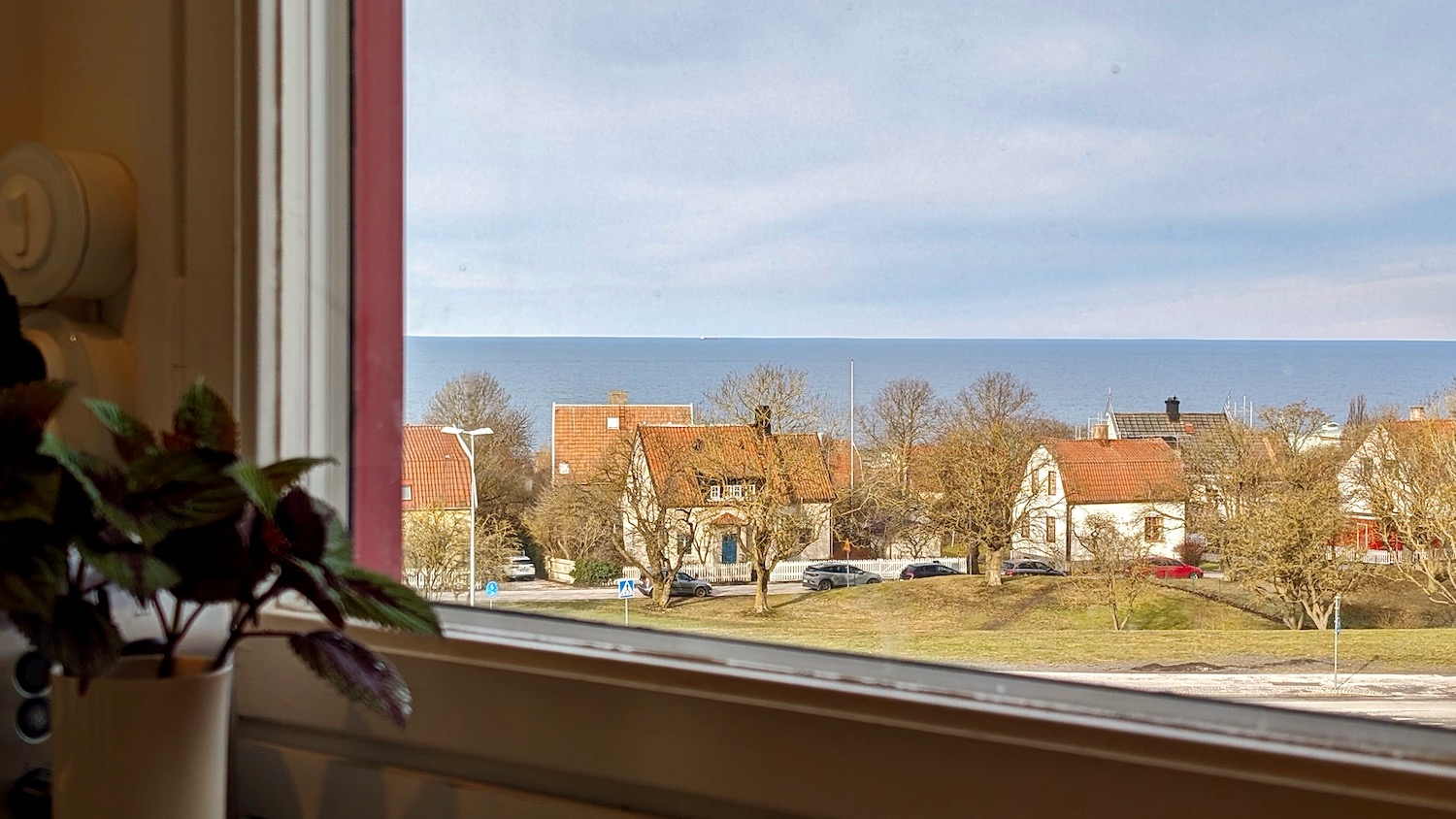 Boka 2024 - 5 rok - etagelägenhet med 4 sovrum och takterass. Utsikt över ringmuren och havet.