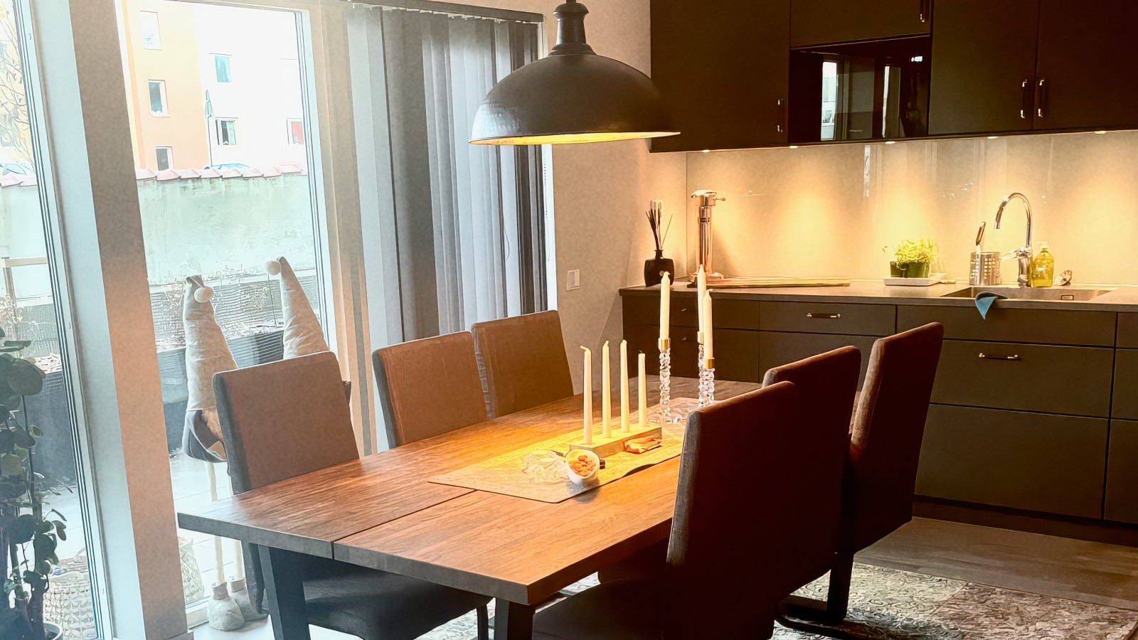 Boka 2026 - Nybyggd lägenhet med tillgång till pool. Gångavstånd från ringmuren