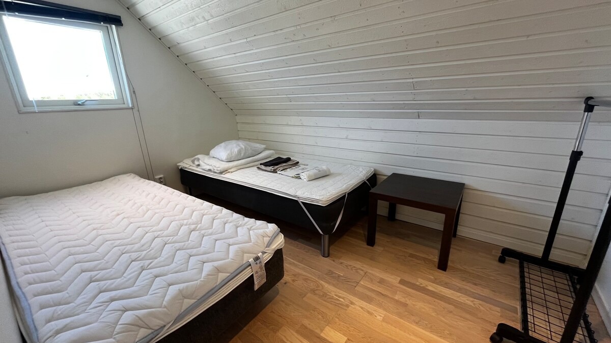 Boka 2026 - Flygelbyggnad 5 sovrum, i Gotlandsstil med 10 bäddar strax söder om Visby