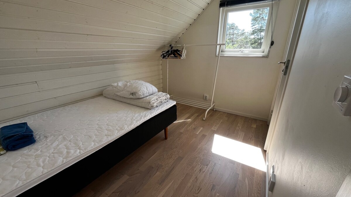 Boka 2026 - Flygelbyggnad 5 sovrum, i Gotlandsstil med 10 bäddar strax söder om Visby