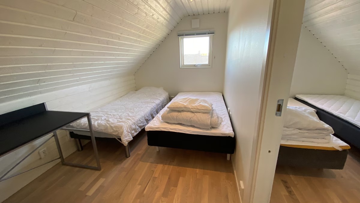 Boka 2026 - Flygelbyggnad 5 sovrum, i Gotlandsstil med 10 bäddar strax söder om Visby