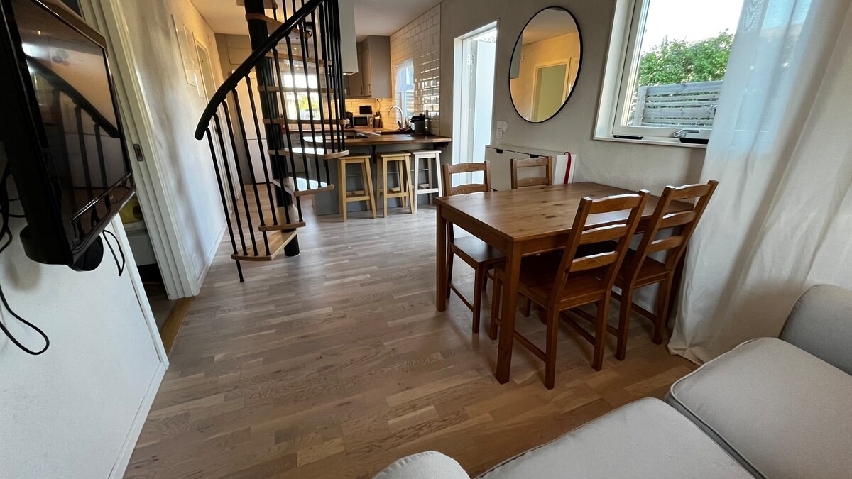 Boka 2026 - Flygelbyggnad 5 sovrum, i Gotlandsstil med 10 bäddar strax söder om Visby