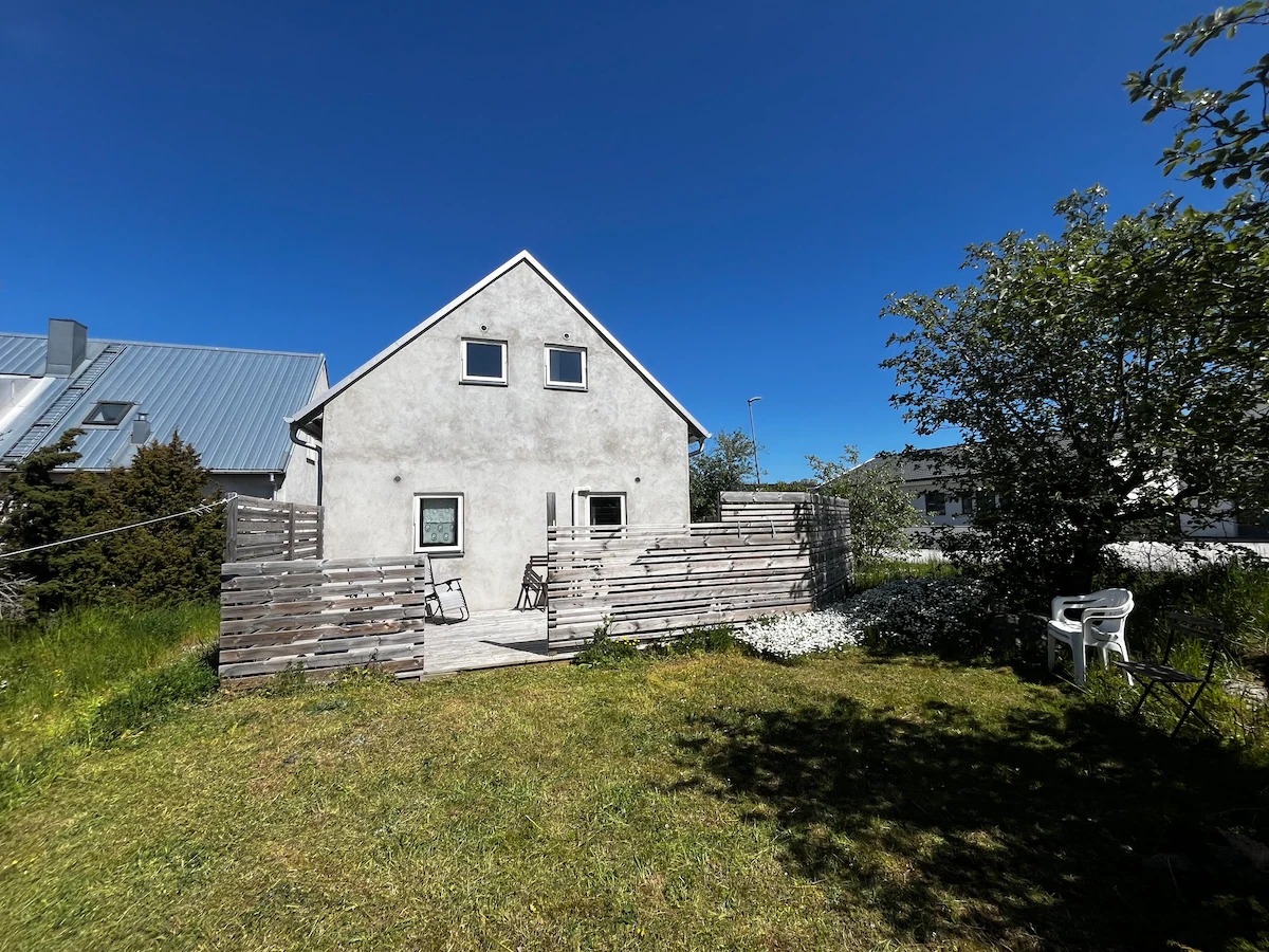 Boka 2026 - Flygelbyggnad 5 sovrum, i Gotlandsstil med 10 bäddar strax söder om Visby