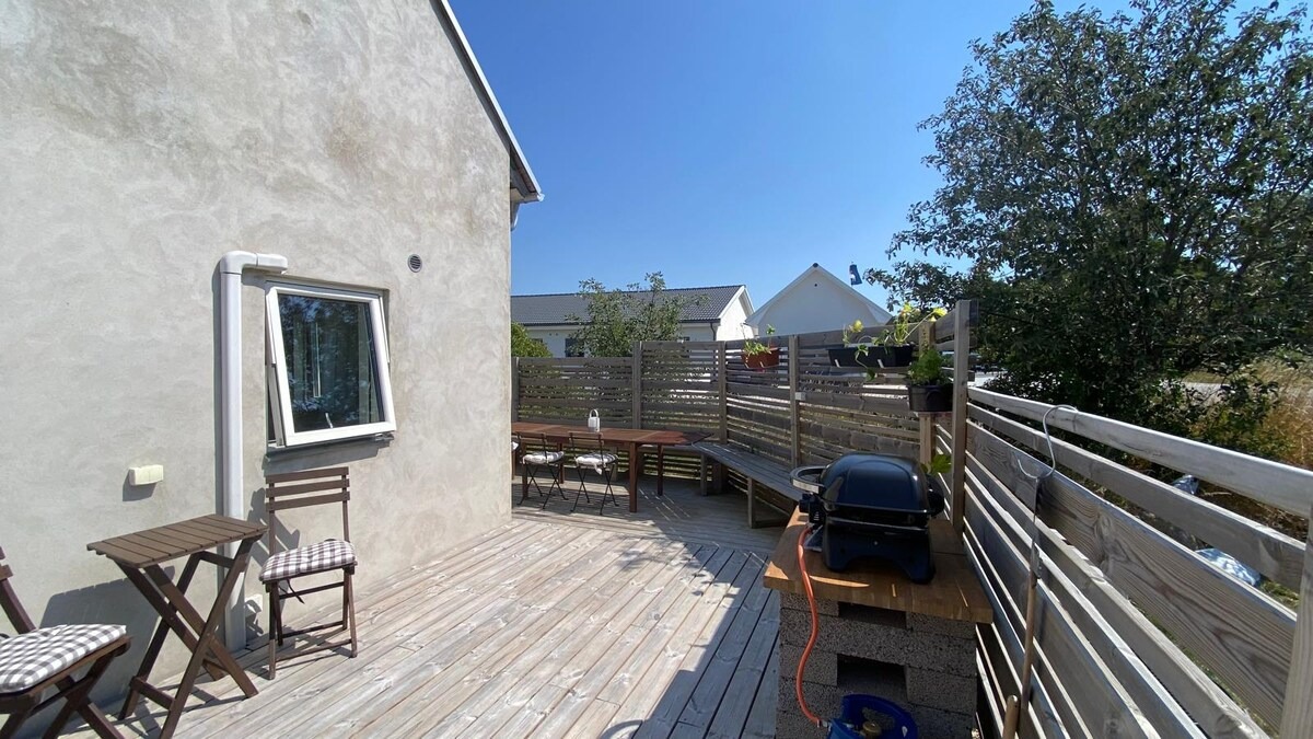 Boka 2026 - Flygelbyggnad 5 sovrum, i Gotlandsstil med 10 bäddar strax söder om Visby