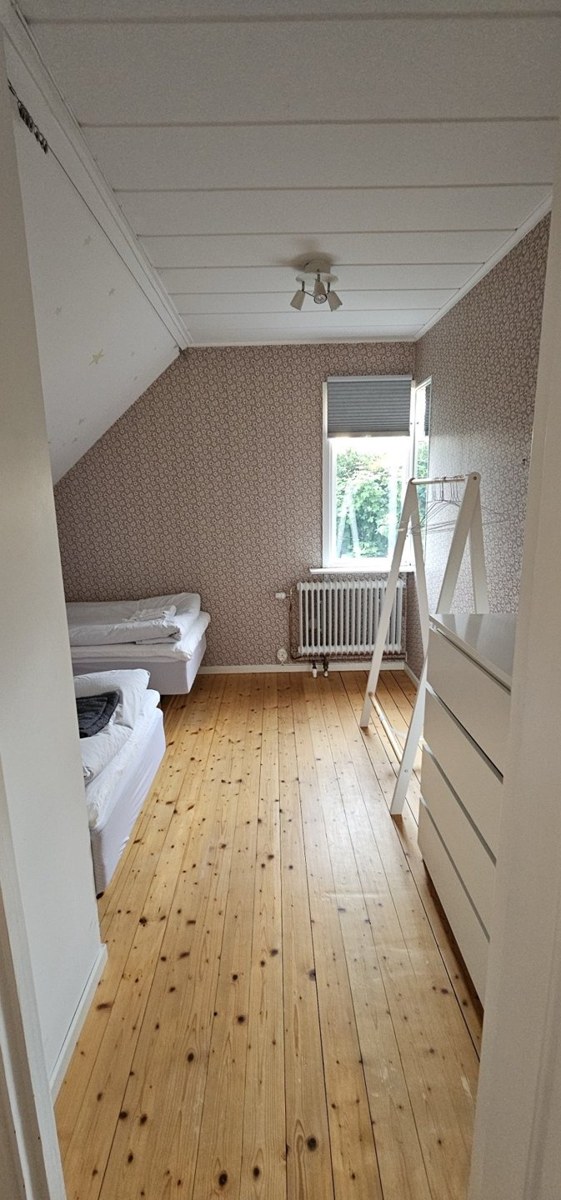 Trivsamt hus med tre sovrum och lummig trädgård nära centrum