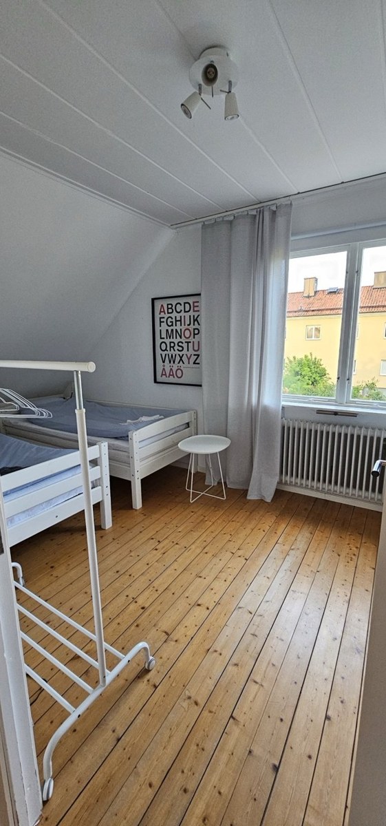 Trivsamt hus med tre sovrum och lummig trädgård nära centrum